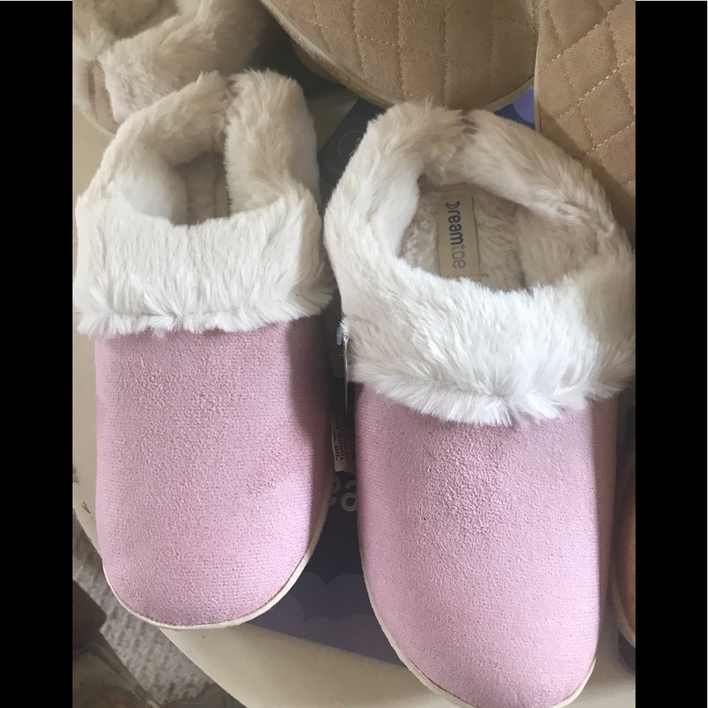 Dreamtoe slippers Super soft assorted slippers.